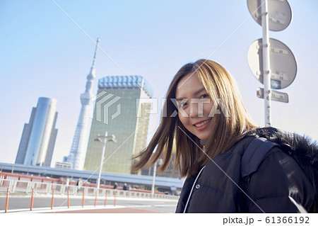 Woman tourist is visiting Enjoy the view Asakusa 61366192