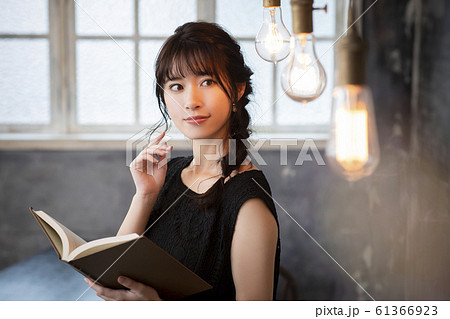 女性　本　読書 61366923