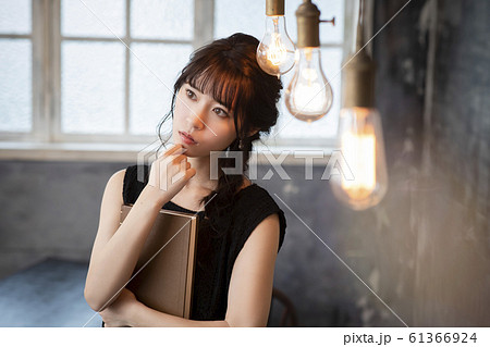 女性　本　読書 61366924