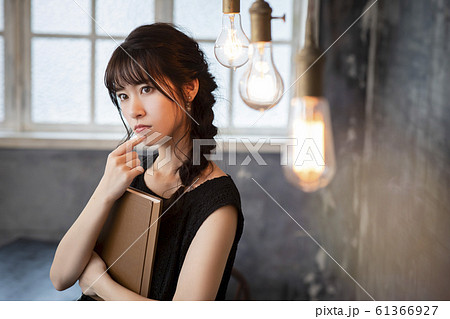 女性 本 読書 女性 本 読書 61366927