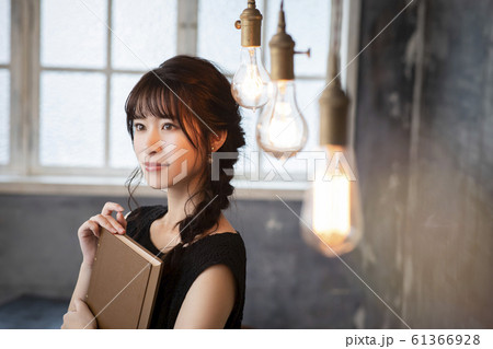 女性　本　読書 61366928