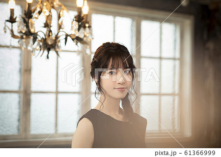 女性　モデル　パーティー　ビューティー 61366999