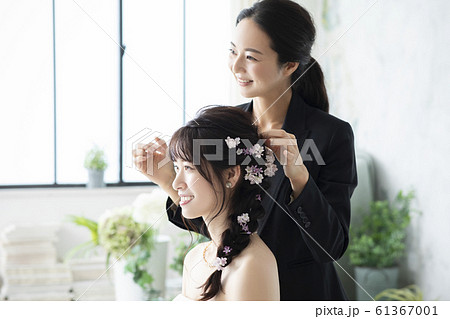 女性　ビジネス　仕事　ヘアメイク　ウェディング　結婚式　ブライズルーム　花嫁　新婦　支度　準備 61367001