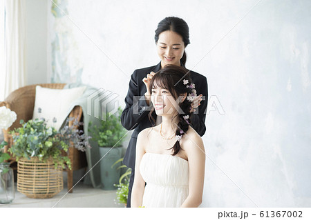 女性　ビジネス　仕事　ヘアメイク　ウェディング　結婚式　ブライズルーム　花嫁　新婦　支度　準備 61367002