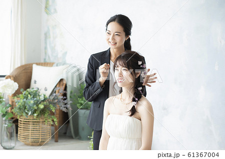 女性　ビジネス　仕事　ヘアメイク　ウェディング　結婚式　ブライズルーム　花嫁　新婦　支度　準備 61367004