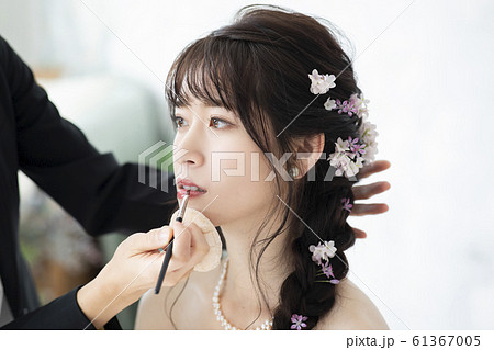 女性 ビジネス 仕事 ヘアメイク ウェディング 結婚式 ブライズルーム 花嫁 新婦 支度 準備 女性 ビジネス 仕事 ヘアメイク ウェディング 結婚式 ブライズルーム 花嫁 新婦 支度 準備 61367005