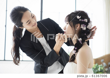 女性　ビジネス　仕事　ヘアメイク　ウェディング　結婚式　ブライズルーム　花嫁　新婦　支度　準備 61367006
