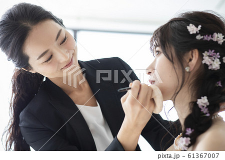 女性　ビジネス　仕事　ヘアメイク　ウェディング　結婚式　ブライズルーム　花嫁　新婦　支度　準備 61367007