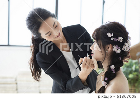 女性　ビジネス　仕事　ヘアメイク　ウェディング　結婚式　ブライズルーム　花嫁　新婦　支度　準備 61367008