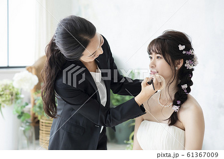 女性　ビジネス　仕事　ヘアメイク　ウェディング　結婚式　ブライズルーム　花嫁　新婦　支度　準備 61367009