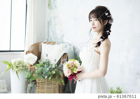 女性　ウェディング　結婚式　花嫁　新婦 61367011