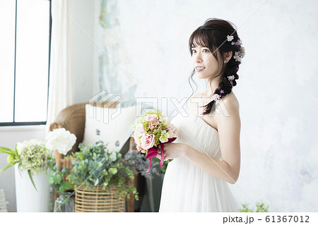 女性　ウェディング　結婚式　花嫁　新婦 61367012