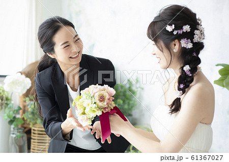 女性　ビジネス　ウェディング　結婚式　ブライズルーム　ウェディングプランナー　花嫁　新婦 61367027