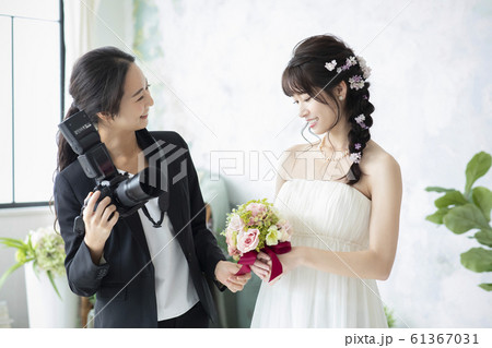 女性 ビジネス 花嫁 カメラマン カメラ 写真スタジオ 撮影 ウェディング ウェディングカメラマンの写真素材