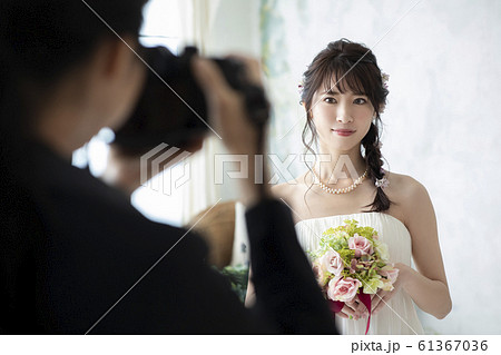 女性 ビジネス 花嫁 カメラマン カメラ 写真スタジオ 撮影 ウェディング ウェディングカメラマン 女性 ビジネス 花嫁 カメラマン カメラ 写真スタジオ 撮影 ウェディング ウェディングカメラマン 61367036
