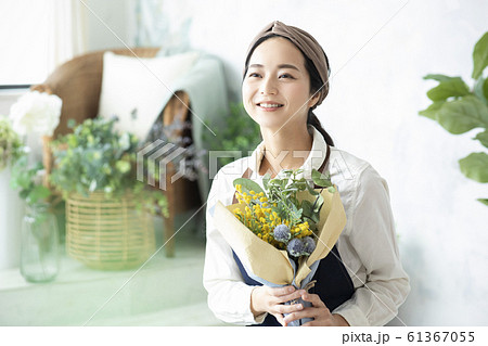 女性 ビジネス 仕事 趣味 花屋 フラワーアレンジメント ハンドメイドの写真素材