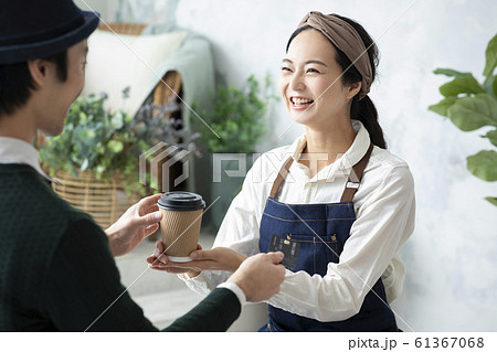 女性　店員　ドリンク　テイクアウト　クレジットカード　支払い 61367068