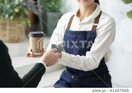 女性　店員　ドリンク　テイクアウト　クレジットカード　支払い 61367069