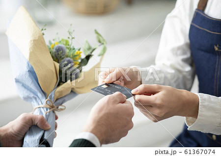 女性　ビジネス　仕事　花屋　クレジットカード　カード払い　支払い 61367074