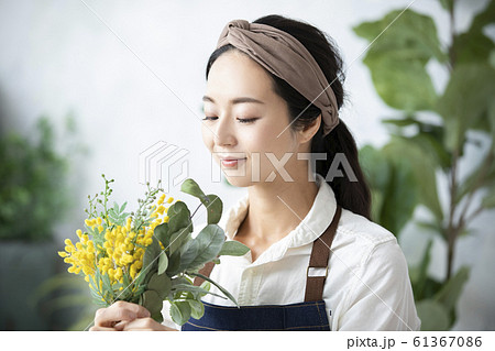 女性 ビジネス 仕事 趣味 花屋 フラワーアレンジメント ハンドメイドの写真素材