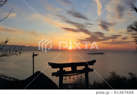 観音寺市高屋町、高屋神社本宮の「天空の鳥居」。燧灘を挟んで西条市、松山市付近に日が沈む 61367608