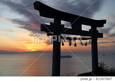 観音寺市高屋町、高屋神社本宮の「天空の鳥居」。燧灘を挟んで西条市、松山市付近に日が沈む 観音寺市高屋町、高屋神社本宮の「天空の鳥居」。燧灘を挟んで西条市、松山市付近に日が沈む 61367667