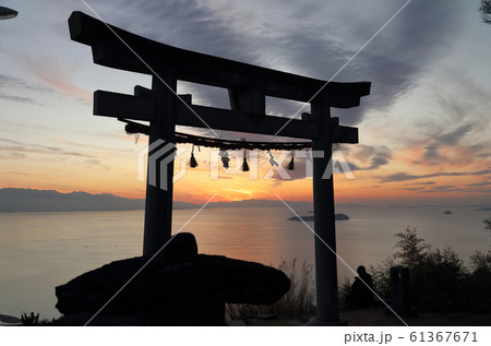 観音寺市高屋町、高屋神社本宮の「天空の鳥居」。燧灘を挟んで西条市、松山市付近に日が沈む 61367671