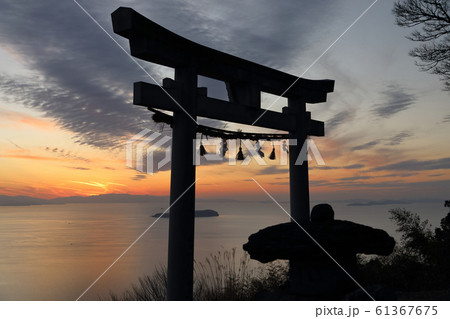 観音寺市高屋町、高屋神社本宮の「天空の鳥居」。燧灘を挟んで西条市、松山市付近に日が沈む 61367675