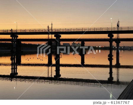 シルエットの鉄橋 61367767