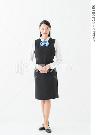 制服を着た女性(白背景 全身) 制服を着た女性(白背景 全身) 61368386