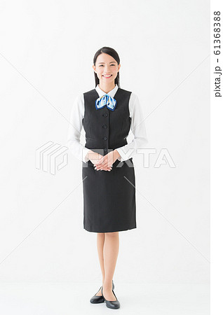 制服を着た女性(白背景 全身) 制服を着た女性(白背景 全身) 61368388