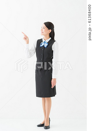 制服を着た女性(白背景 全身) 制服を着た女性(白背景 全身) 61368400