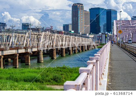大阪市淀川区・十三大橋から見える淀川に掛かる鉄橋と梅田のビル風景 大阪市淀川区・十三大橋から見える淀川に掛かる鉄橋と梅田のビル風景 61368714