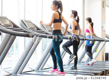 スポーツジムに通う女性 61368746