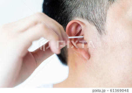 Man cleaning ears with cotton swabs Man cleaning ears with cotton swabs 61369048