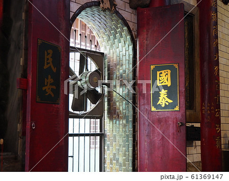 台湾の古い廟の内部 61369147
