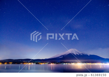 満天の星空と富士山【山中湖】 満天の星空と富士山【山中湖】 61369150