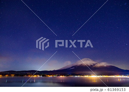 満天の星空と富士山【山中湖】 満天の星空と富士山【山中湖】 61369153