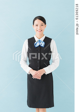 制服を着た働く女性(青背景) 制服を着た働く女性(青背景) 61369218