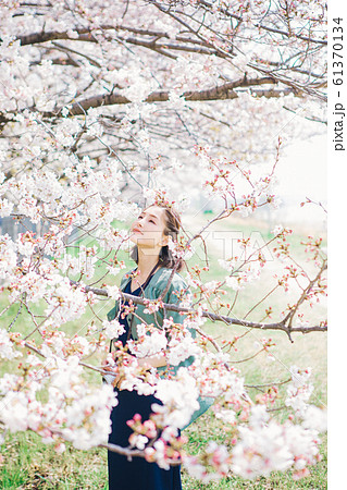 桜と女性 桜と女性 61370134