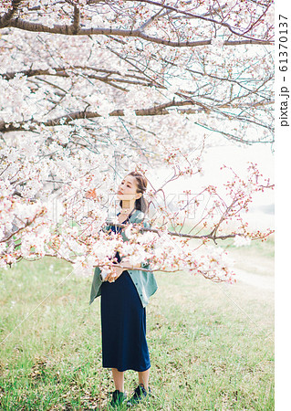 Sakura and female - Stock Photo [61370137] - PIXTA