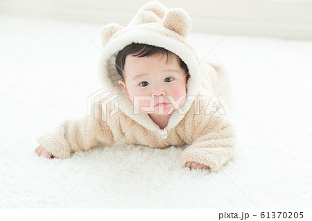 6ヶ月のかわいい赤ちゃん 61370205