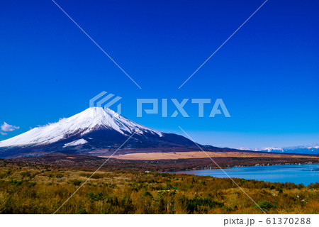 富士山と山中湖 富士山と山中湖 61370288