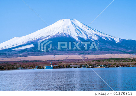 富士山と山中湖 富士山と山中湖 61370315