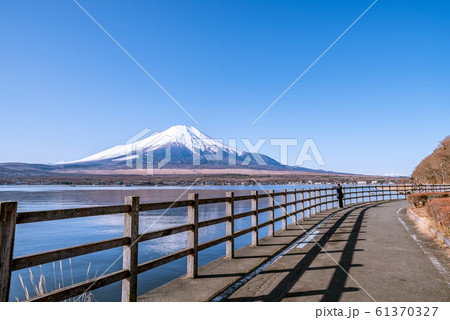 富士山と山中湖 61370327