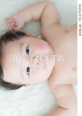 6ヶ月のかわいい赤ちゃん 61370343