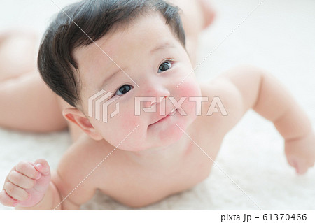 6ヶ月のかわいい赤ちゃん 6ヶ月のかわいい赤ちゃん 61370466
