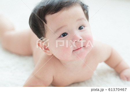 6ヶ月のかわいい赤ちゃん 61370467