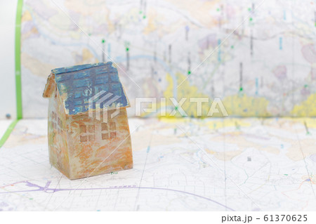 不動産　引っ越し　家を建てるイメージ 61370625