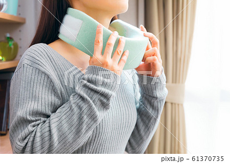 首にカラー コルセットをつける女性の写真素材